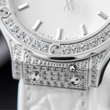 Đồng Hồ Hublot Classic Fusion 33mm Rep 1:1 Chế Tác Titanium Pavé Diamonds Mặt Số Trắng Dây Da