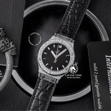 Đồng Hồ Hublot Classic Fusion 33mm Rep 1:1 Chế Tác Titanium Pavé Diamonds Mặt Số Đen Dây Da 581.NX.1171.LR.1704