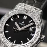 Đồng Hồ Hublot Classic Fusion 33mm Rep 1:1 Chế Tác Titanium Pavé Diamonds Mặt Số Đen Dây Da 581.NX.1171.LR.1704