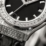 Đồng Hồ Hublot Classic Fusion 33mm Rep 1:1 Chế Tác Titanium Pavé Diamonds Mặt Số Đen Dây Da 581.NX.1171.LR.1704