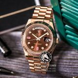 Đồng Hồ Rolex Day-Date 40mm 228235 Rep 1:1 Cao Cấp Vỏ Vàng Hồng Mặt Nâu Chocolate Cọc Đá Đỏ Dây Kim Loại