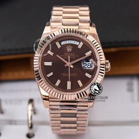 Đồng Hồ Rolex Day-Date 40mm 228235-003 Rep 1:1 Chế Tác Vỏ Bọc Vàng 18K Mặt Nâu Chocolate Cọc Số Đính Đá Baguette Dây Kim Loại