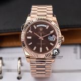 Đồng Hồ Rolex Day-Date 40mm 228235-003 Rep 1:1 Chế Tác Vỏ Bọc Vàng 18K Mặt Nâu Chocolate Cọc Số Đính Đá Baguette Dây Kim Loại