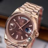 Đồng Hồ Rolex Day-Date 40mm 228235-003 Rep 1:1 Chế Tác Vỏ Bọc Vàng 18K Mặt Nâu Chocolate Cọc Số Đính Đá Baguette Dây Kim Loại