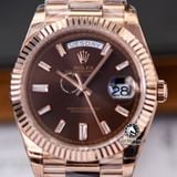 Đồng Hồ Rolex Day-Date 40mm 228235-003 Rep 1:1 Chế Tác Vỏ Bọc Vàng 18K Mặt Nâu Chocolate Cọc Số Đính Đá Baguette Dây Kim Loại