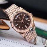 Đồng Hồ Rolex Day-Date 40mm 228235-003 Rep 1:1 Chế Tác Vỏ Bọc Vàng 18K Mặt Nâu Chocolate Cọc Số Đính Đá Baguette Dây Kim Loại