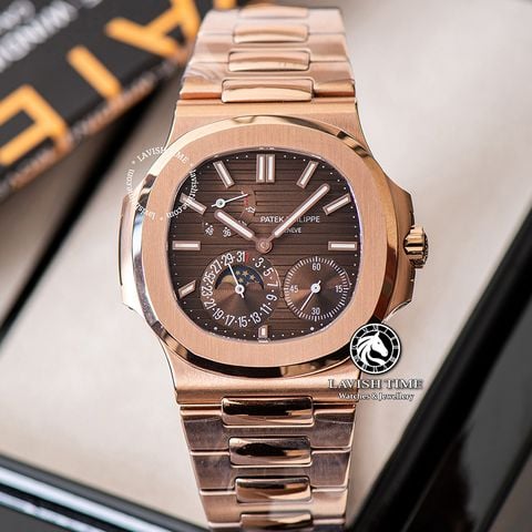 Đồng Hồ Patek Philippe Nautilus 5712R-001 Rep 1:1 Chế Tác Vỏ Vàng Hồng Mặt Nâu Dây Kim Loại