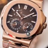 Đồng Hồ Patek Philippe Nautilus 5712R-001 Rep 1:1 Chế Tác Vỏ Vàng Hồng Mặt Nâu Dây Kim Loại