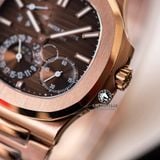 Đồng Hồ Patek Philippe Nautilus 5712R-001 Rep 1:1 Chế Tác Vỏ Vàng Hồng Mặt Nâu Dây Kim Loại