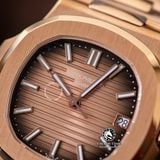 Đồng Hồ Patek Philippe Nautilus 5711R-001 Rep 1:1 Chế Tác Vỏ Vàng Hồng Mặt Nâu Dây Kim Loại