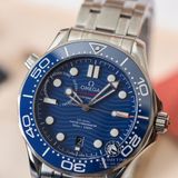 Đồng Hồ Omega Seamaster Diver 300M Co‑Axial Master Chronometer 42 mm 210.30.42.20.03.001 Rep 1:1 Chế Tác Vỏ Bạc Mặt Xanh Dương Dây Kim Loại