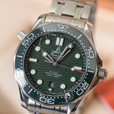 Đồng Hồ Omega Seamaster Diver 300M Co‑Axial Master Chronometer 42 mm 210.30.42.20.10.001 Rep 1:1 Chế Tác Vỏ Bạc Mặt Xanh Lá Dây Kim Loại