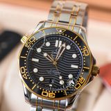 Đồng Hồ Omega Seamaster Diver 300M Co‑Axial Master Chronometer 42 mm 210.20.42.20.01.002 Rep 1:1 Chế Tác Vỏ Demi Vàng Kim Mặt Đen Dây Kim Loại