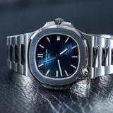 Đồng Hồ Patek Philippe Nautilus 5711/1A Rep 1:1 Vỏ Bạc Mặt Xanh Dây Kim Loại