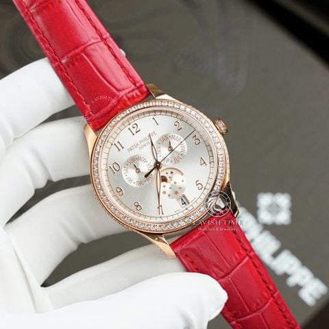 Đồng Hồ Patek Philippe Complications 4947R-001 Rep 1:1 Chế Tác Vỏ Vàng Hồng Mặt Trắng Dây Da Đỏ