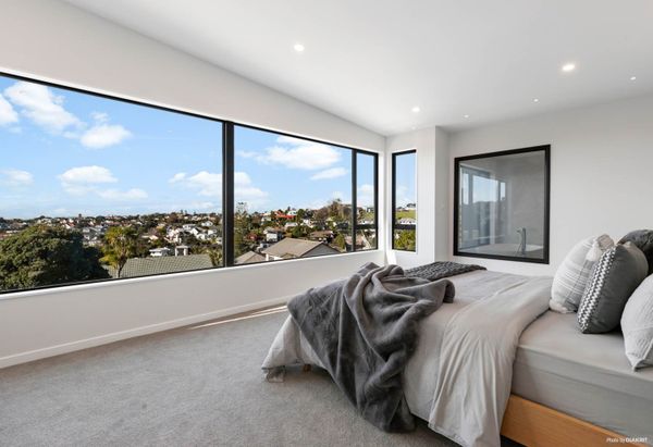  Queen/Double Bedroom 