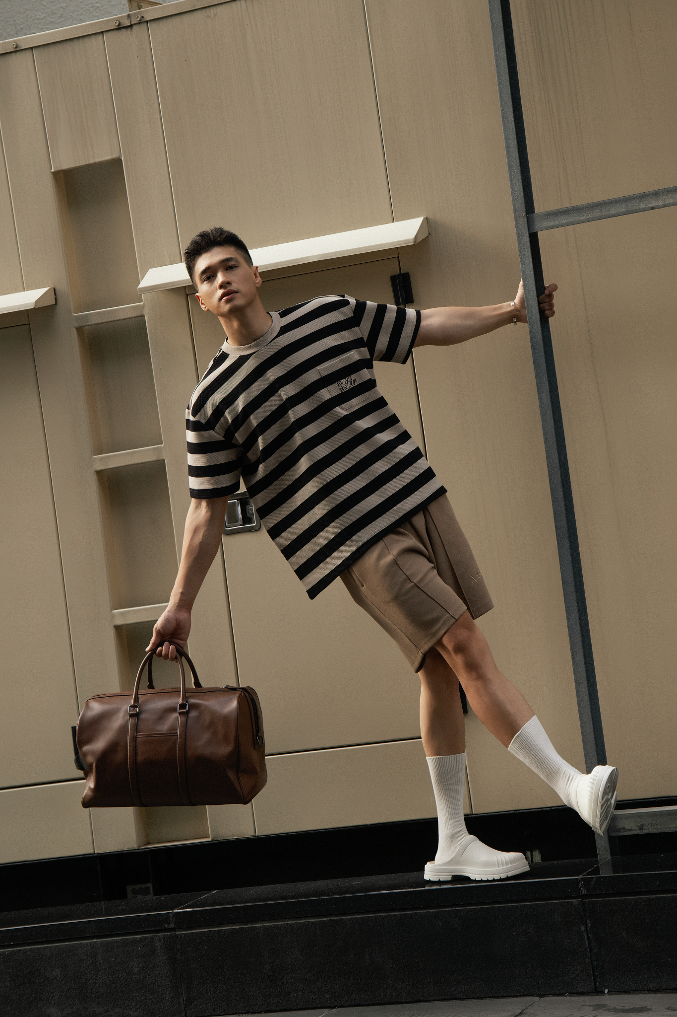  ÁO THUN NAM HT01-LOOSE FIT KEM ĐẬM SỌC ĐEN 