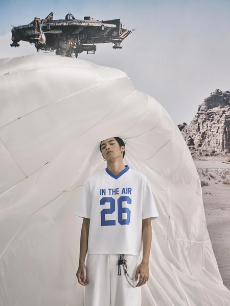  ÁO THUN NAM CỔ TIM HT06-LOOSE FIT TRẮNG IN XANH 