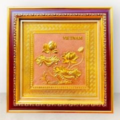 tranh qua tang hoa sen dong vang ma vang 24k de ban kich thuoc 30x30cm mau 6 xuong tranh dong