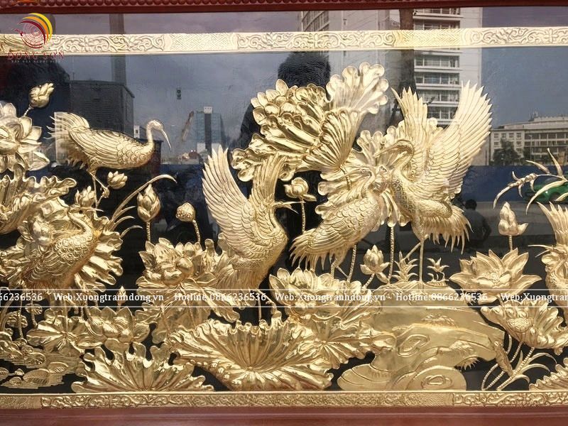 tranh sen hac bang dong vang kich thuoc 88x147cm