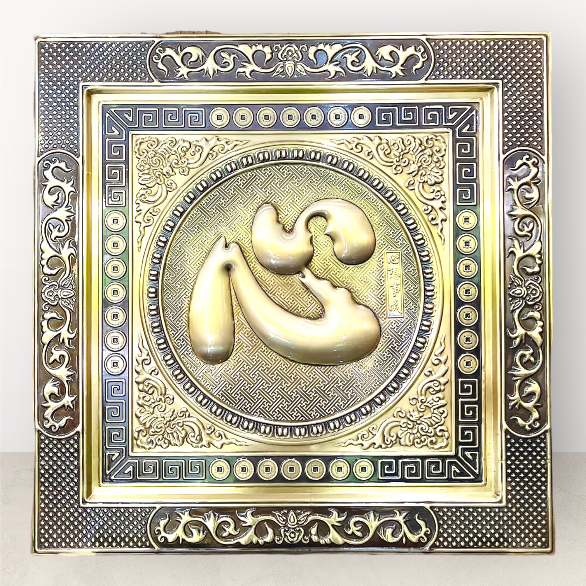 tranh qua tang chu tam bang dong vang khung dong kich thuoc 70x70cm mau 2 xuong tranh dong