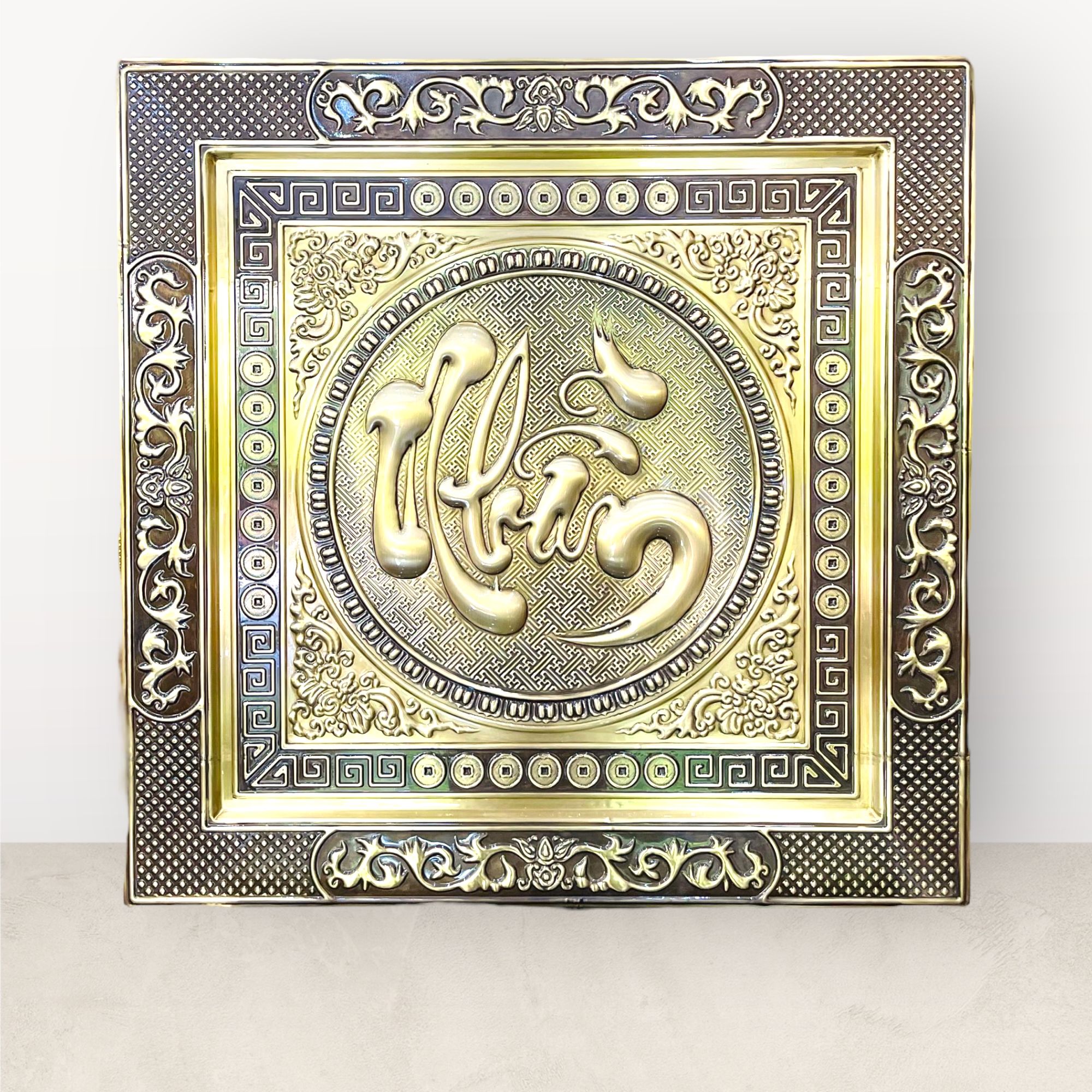 tranh qua tang chu nhan bang dong vang khung dong kich thuoc 70x70cm mau 3 xuong tranh dong