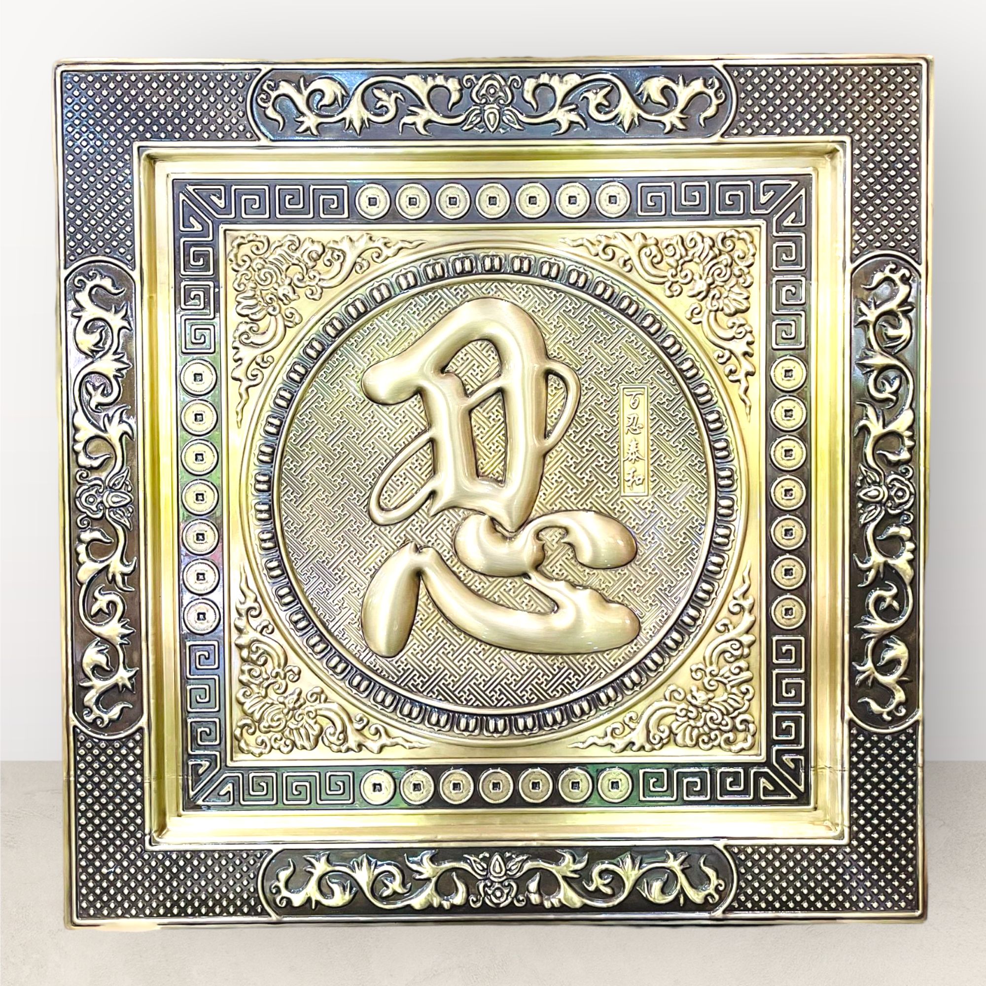 tranh qua tang chu nhan bang dong vang khung dong kich thuoc 70x70cm mau 1 xuong tranh dong