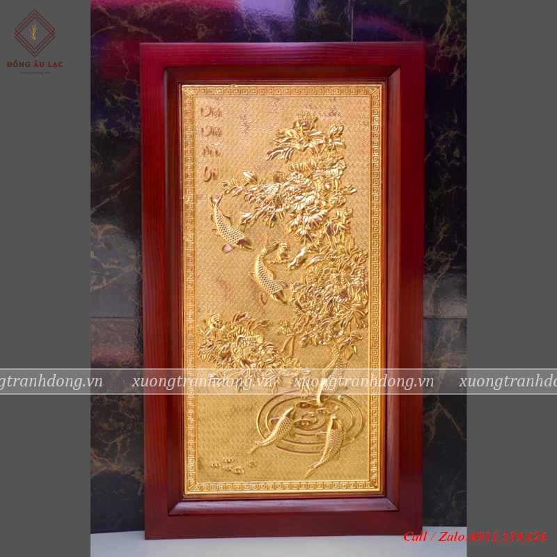 tranh ca chep nien nien huu du 38x68cm ma vang 24k khung go soi