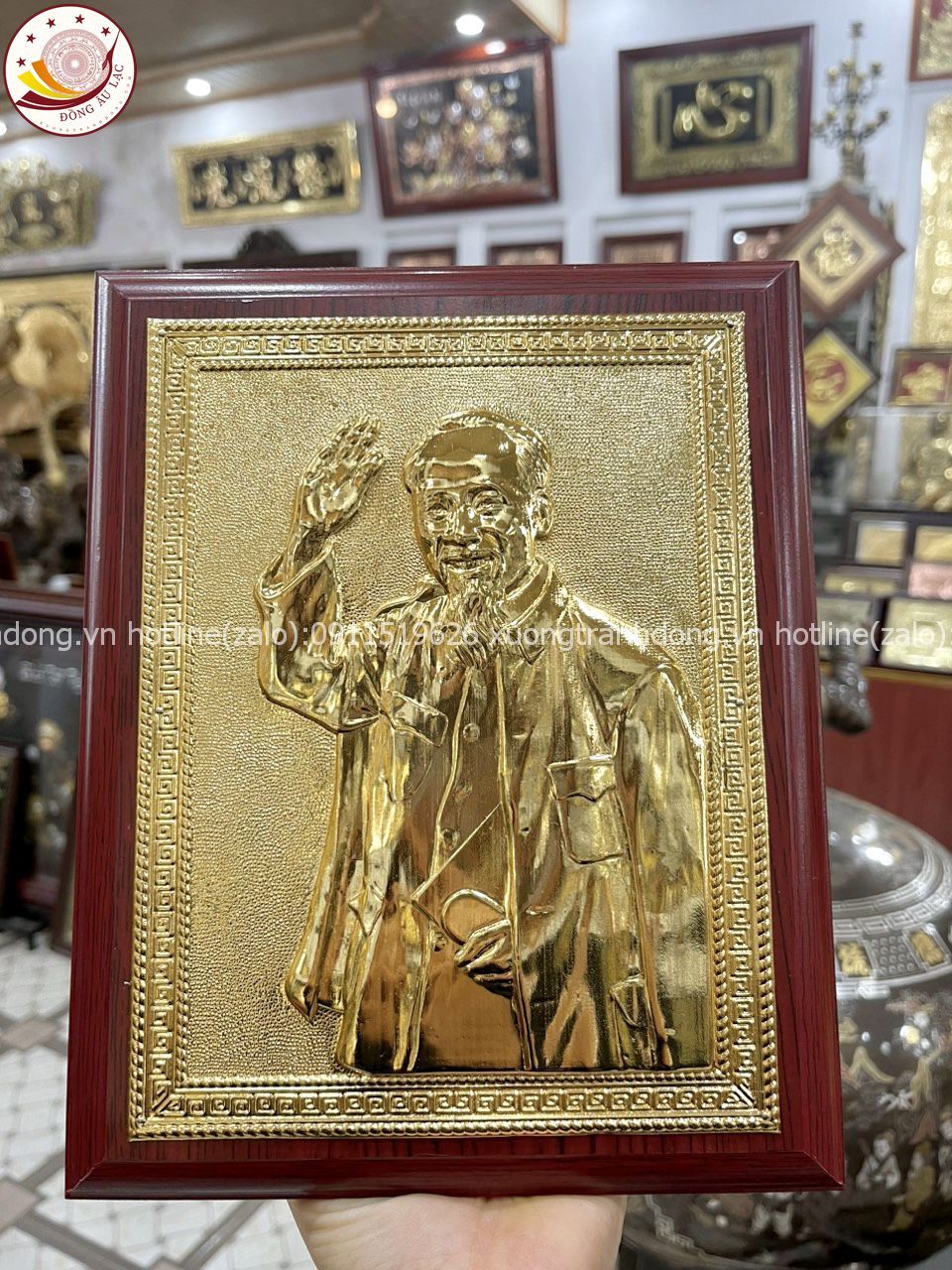 tranh qua tang danh nhan tranh bac ho dung chao bang dong vang ma vang de ban kich thuoc 20x25cm xuong tranh dong