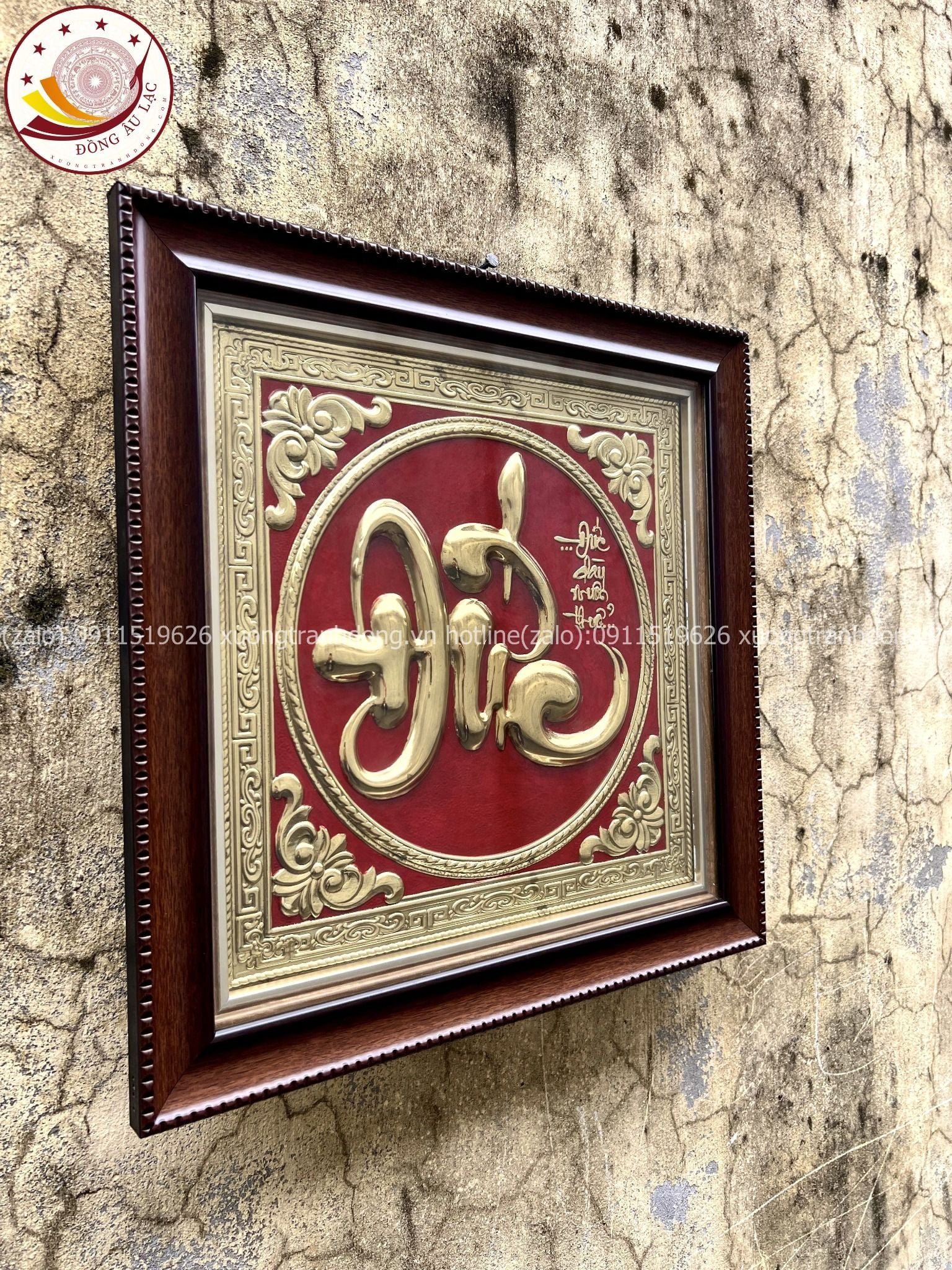 tranh qua tang chu duc bang dong vang kich thuoc 38x38cm xuong tranh dong