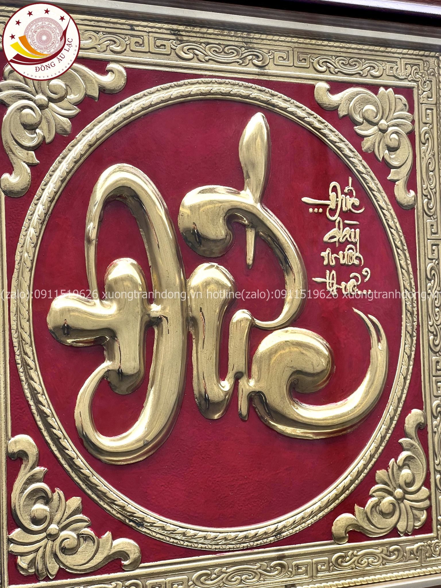 tranh qua tang chu duc bang dong vang kich thuoc 38x38cm xuong tranh dong