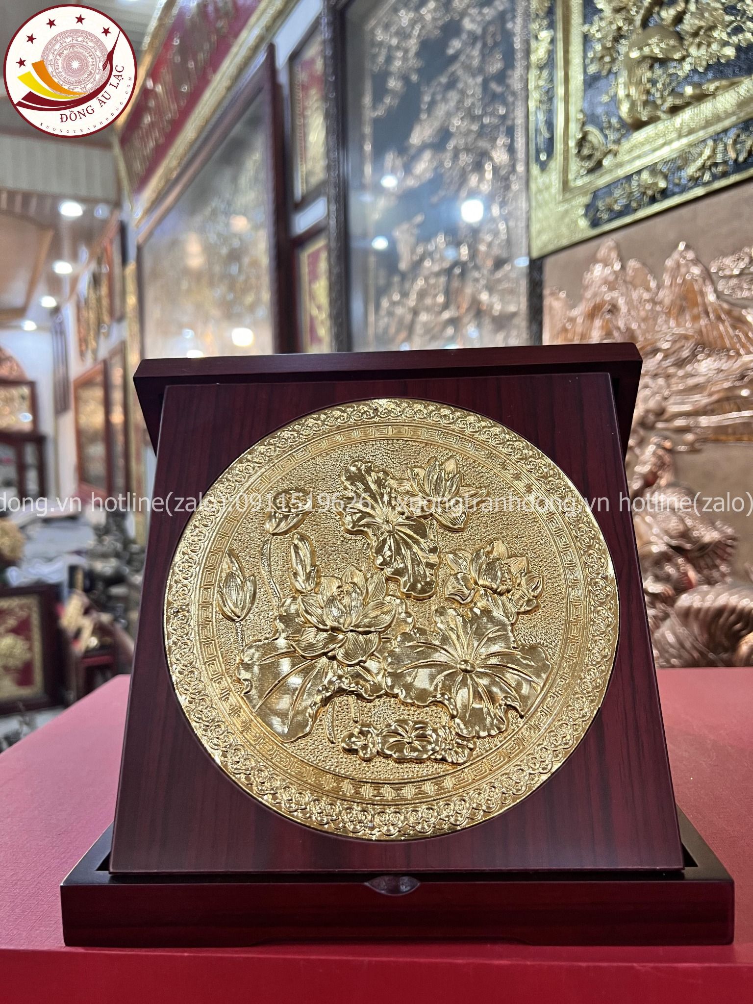 tranh qua tang hoa sen dong vang ma vang 24k de ban kich thuoc 23x23cm mau 1 xuong tranh dong