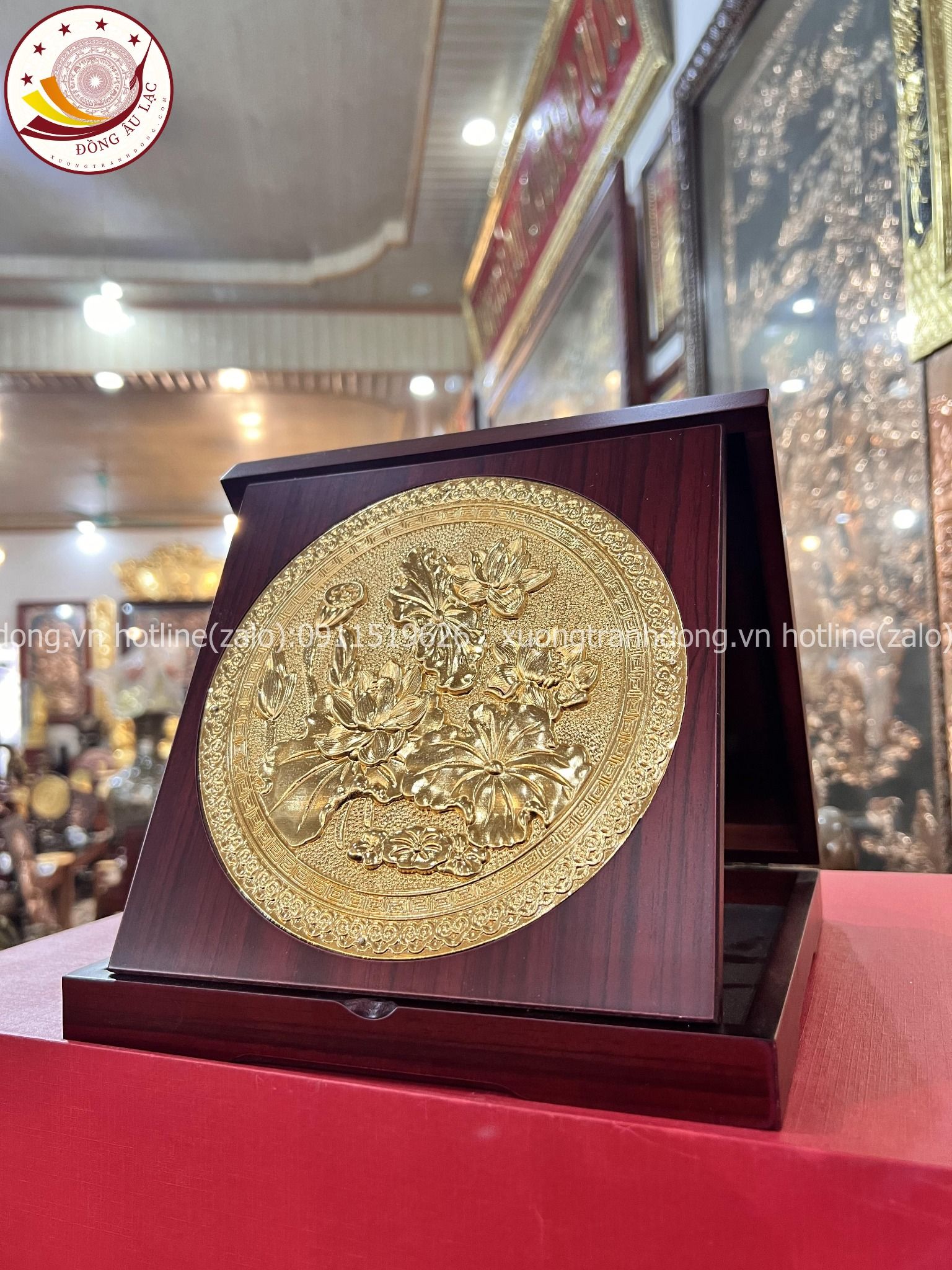 tranh qua tang hoa sen dong vang ma vang 24k de ban kich thuoc 23x23cm mau 1 xuong tranh dong