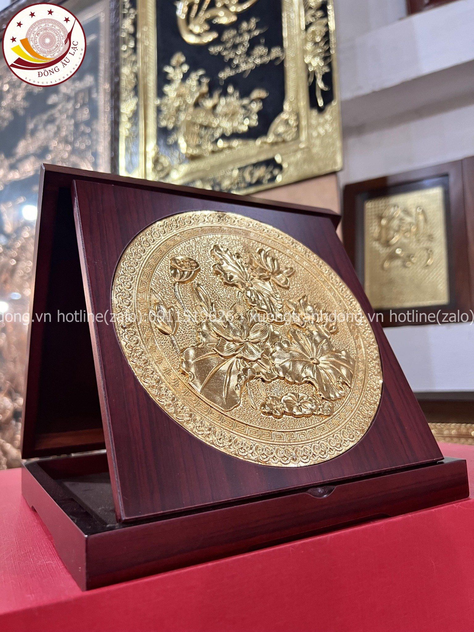tranh qua tang hoa sen dong vang ma vang 24k de ban kich thuoc 23x23cm mau 1 xuong tranh dong
