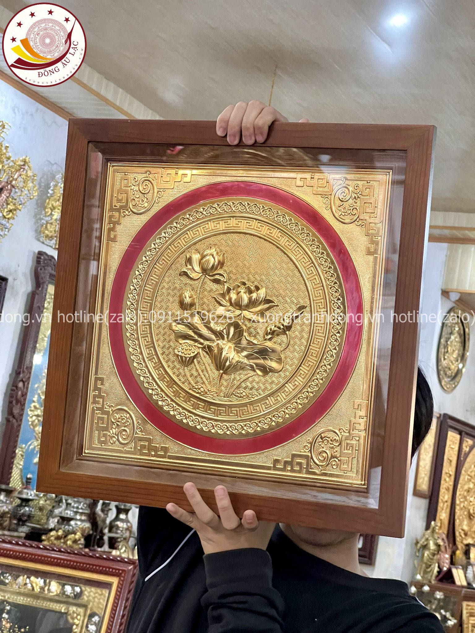 tranh qua tang hoa sen dong vang ma vang 24k kich thuoc 52x52cm mau 2 xuong tranh dong