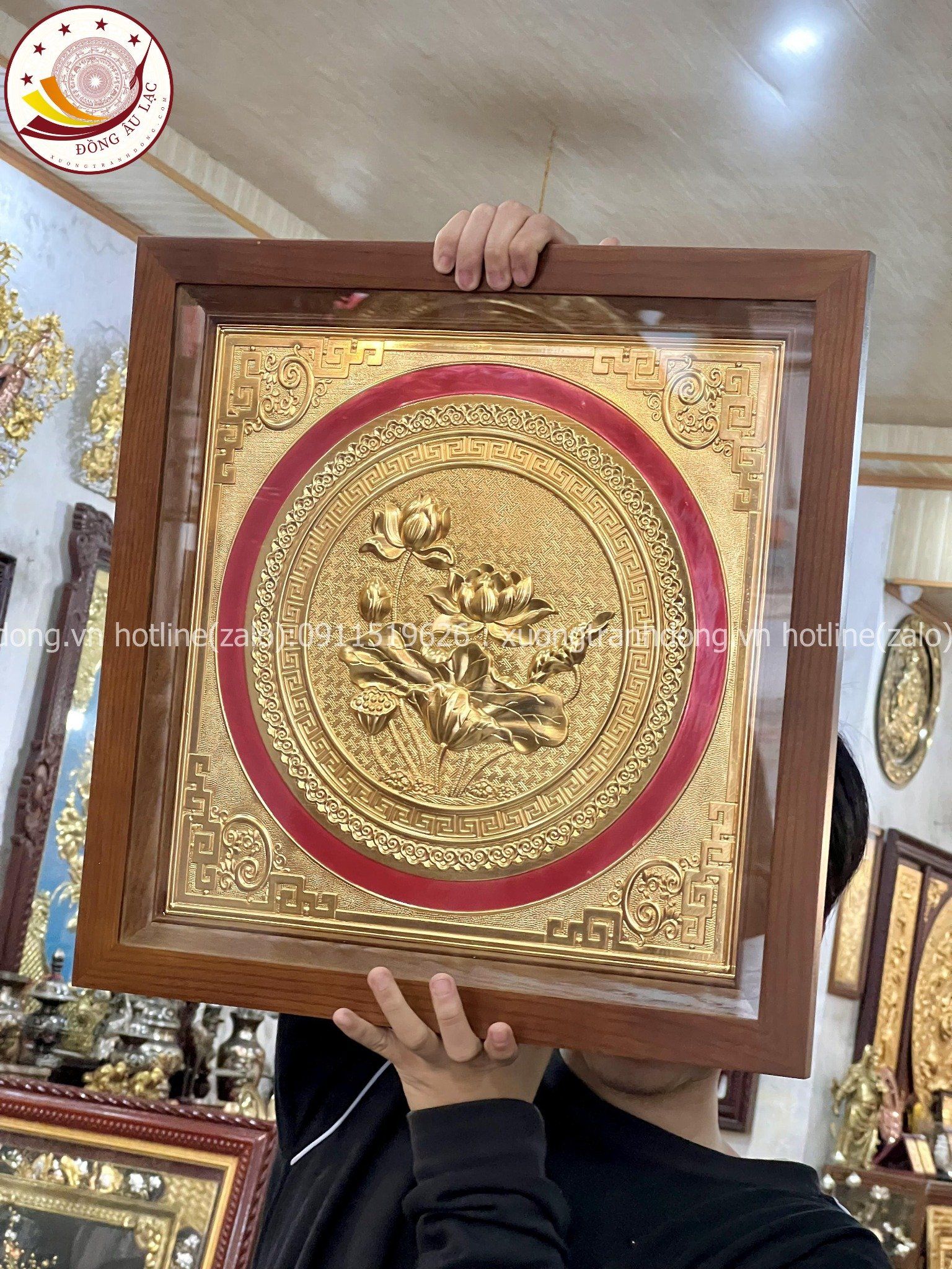 tranh qua tang hoa sen dong vang ma vang 24k kich thuoc 52x52cm mau 2 xuong tranh dong