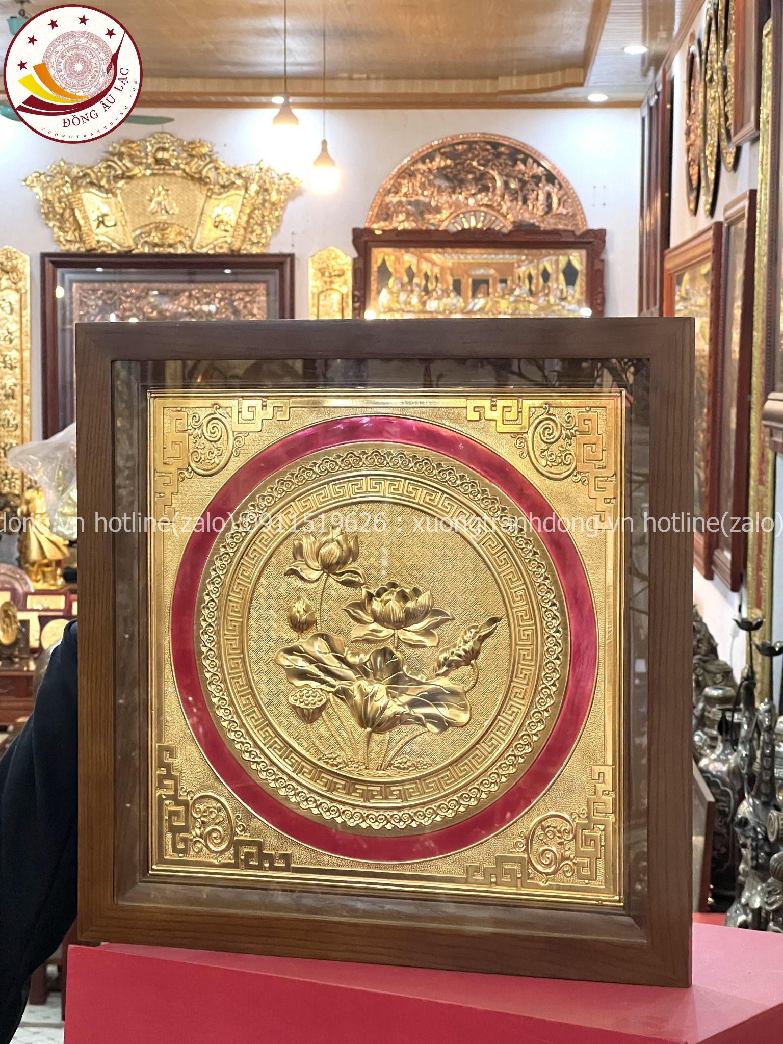 tranh qua tang hoa sen dong vang ma vang 24k kich thuoc 52x52cm mau 2 xuong tranh dong