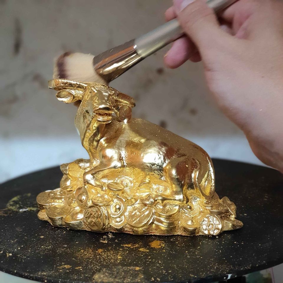 tuong trau nam tren dong tien dong vang dat vang 24k cao 11cm ngang 16cm nang 700g xuong tranh dong