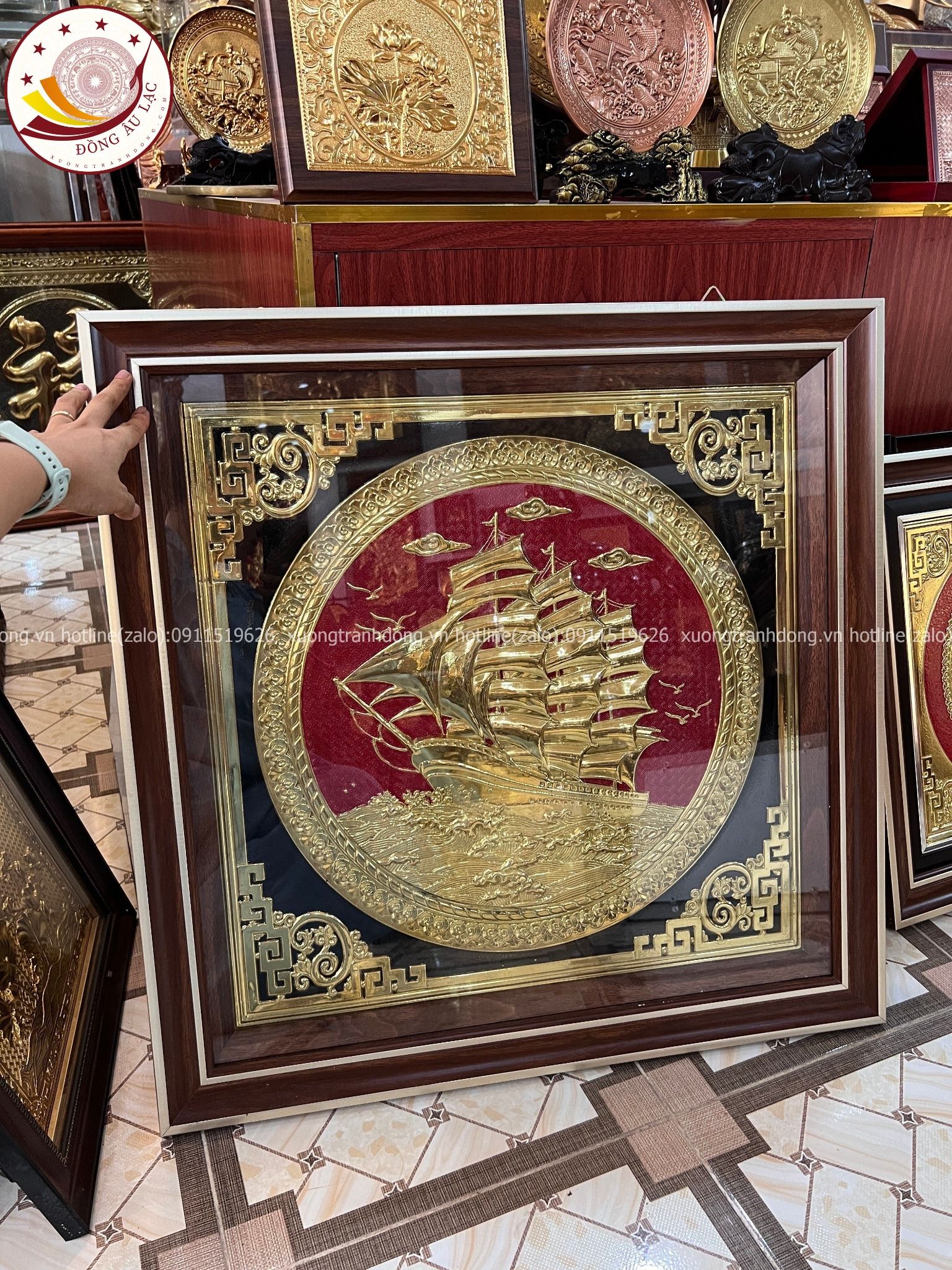 tranh qua tang thuan buom xuoi gio dong vang kich thuoc 68x68cm mau 2 xuong tranh dong