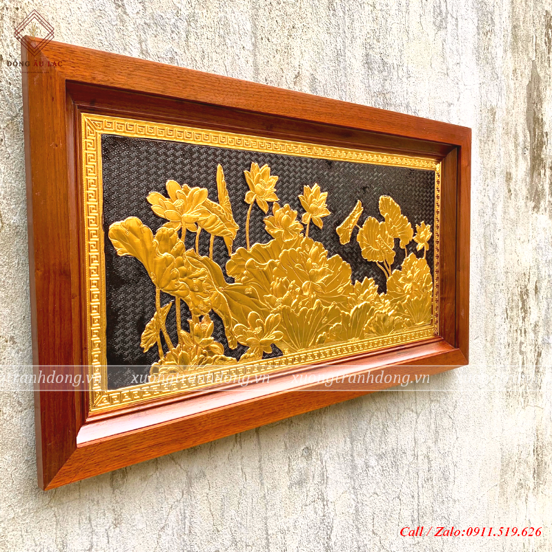 tranh hoa sen kich thuoc 38x68cm ma vang 24k nen den khung go soi