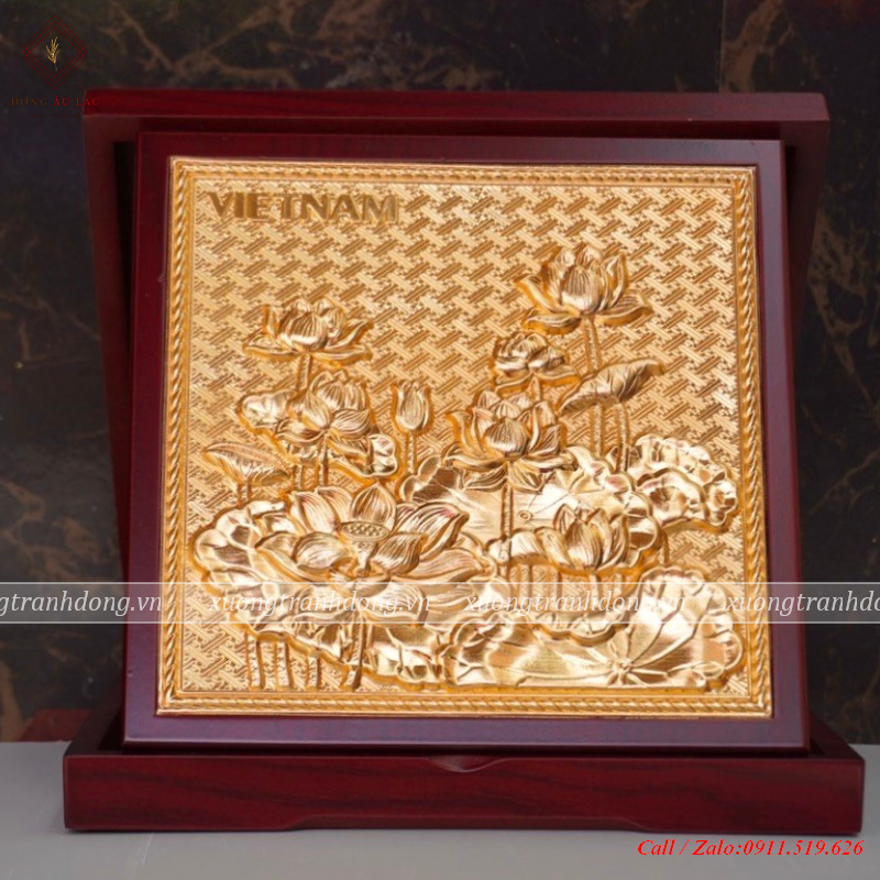 hop qua tang hoa sen vuong 23x23cm ma vang