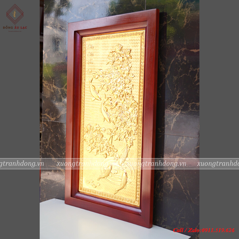 tranh ca chep nien nien huu du 38x68cm ma vang 24k khung go soi