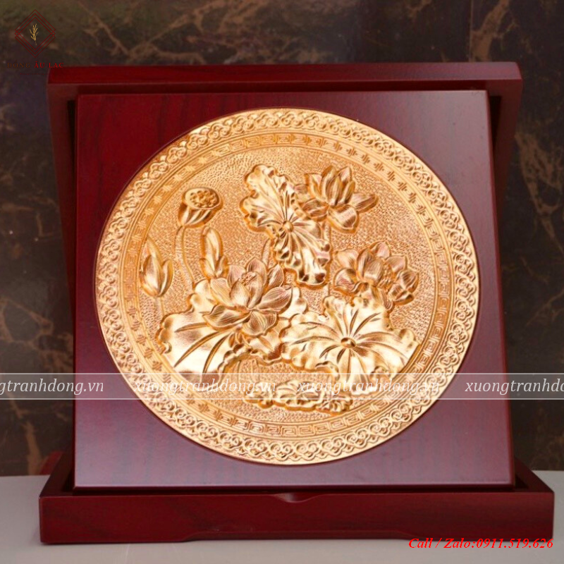 hop qua tang hoa sen tron 23x23cm ma vang