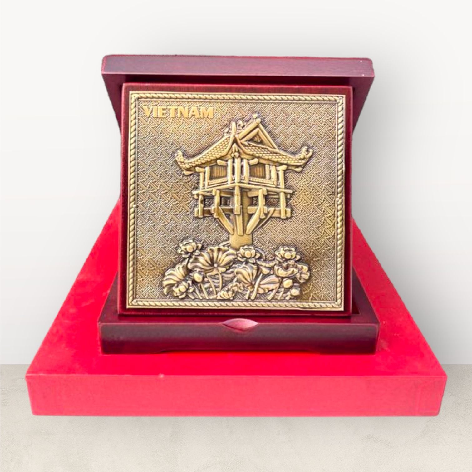 tranh qua tang danh lam chua mot cot dong vang de ban kich thuoc 16x16cm xuong tranh dong