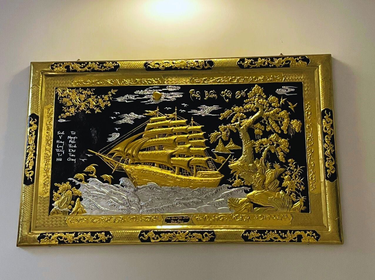 tranh thuan buom xuoi gio bang dong nen den dat vang khung dong cao cap tranh phong khach dep kich thuoc 213cm x 128cm