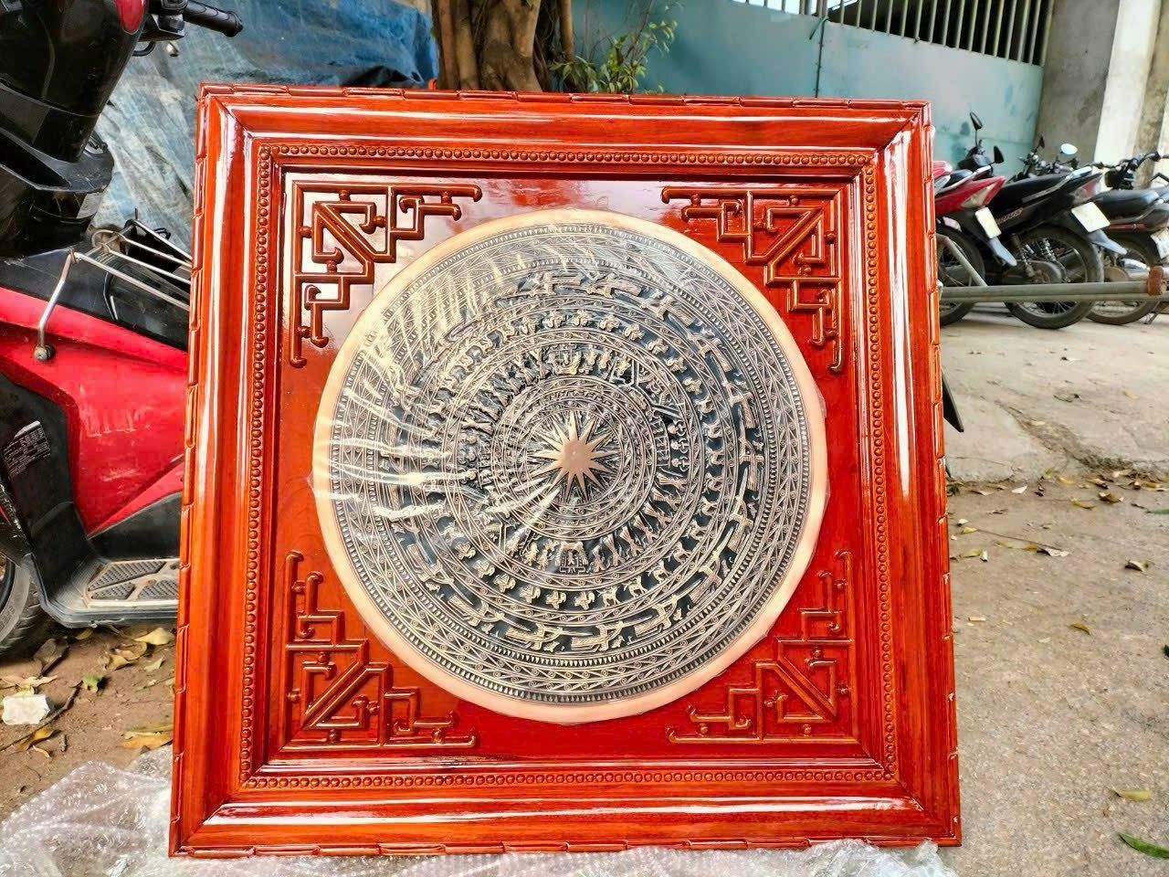 tranh trong dong dong do khung huong kich thuoc 95x95cm xuong tranh dong