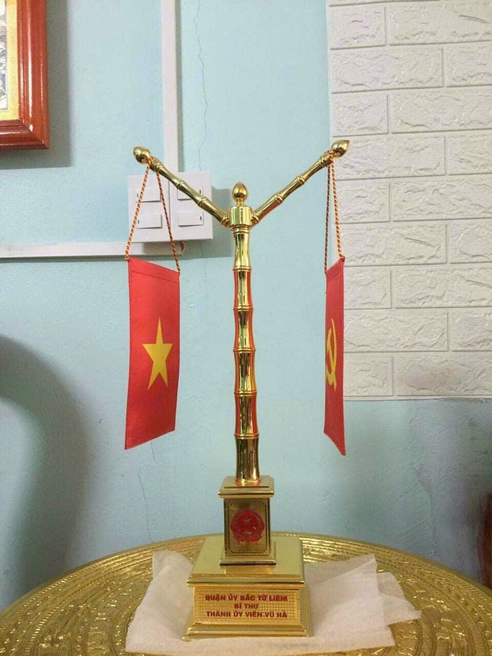 cot co vuong tron dong vang dat vang 24k cao 53cm xuong tranh dong