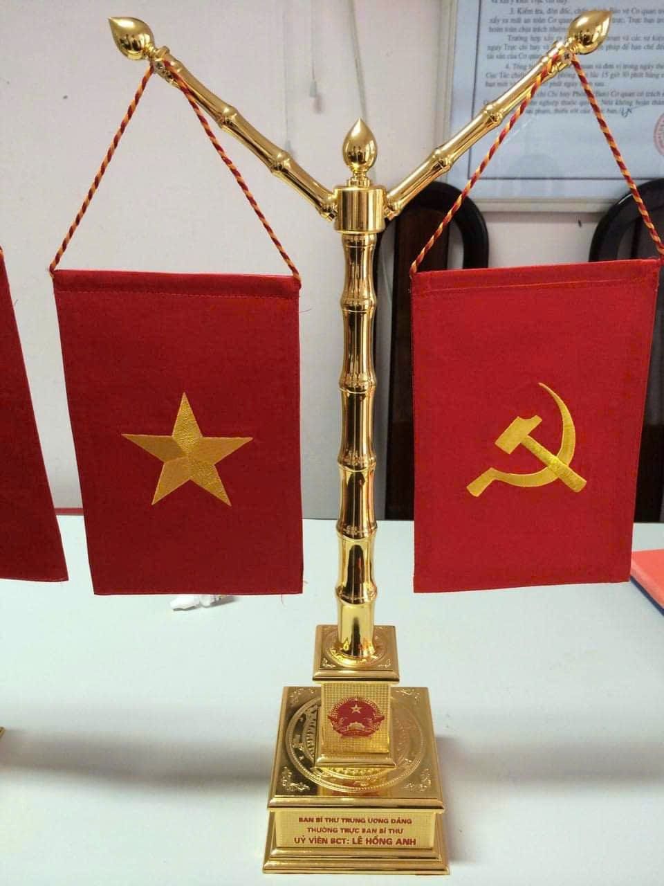 cot co vuong quoc huy chu dong vang dat vang 24k cao 53cm xuong tranh dong