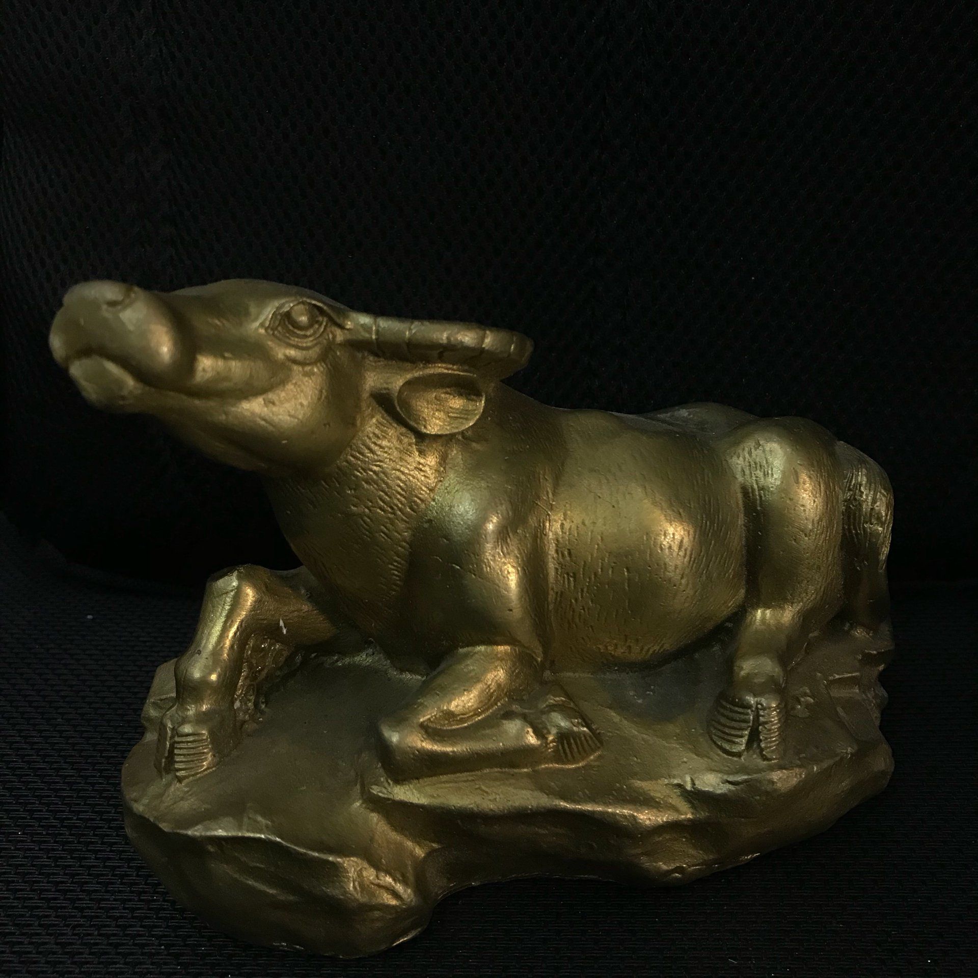 tuong trau dong vang cao 11cm xuong tranh dong