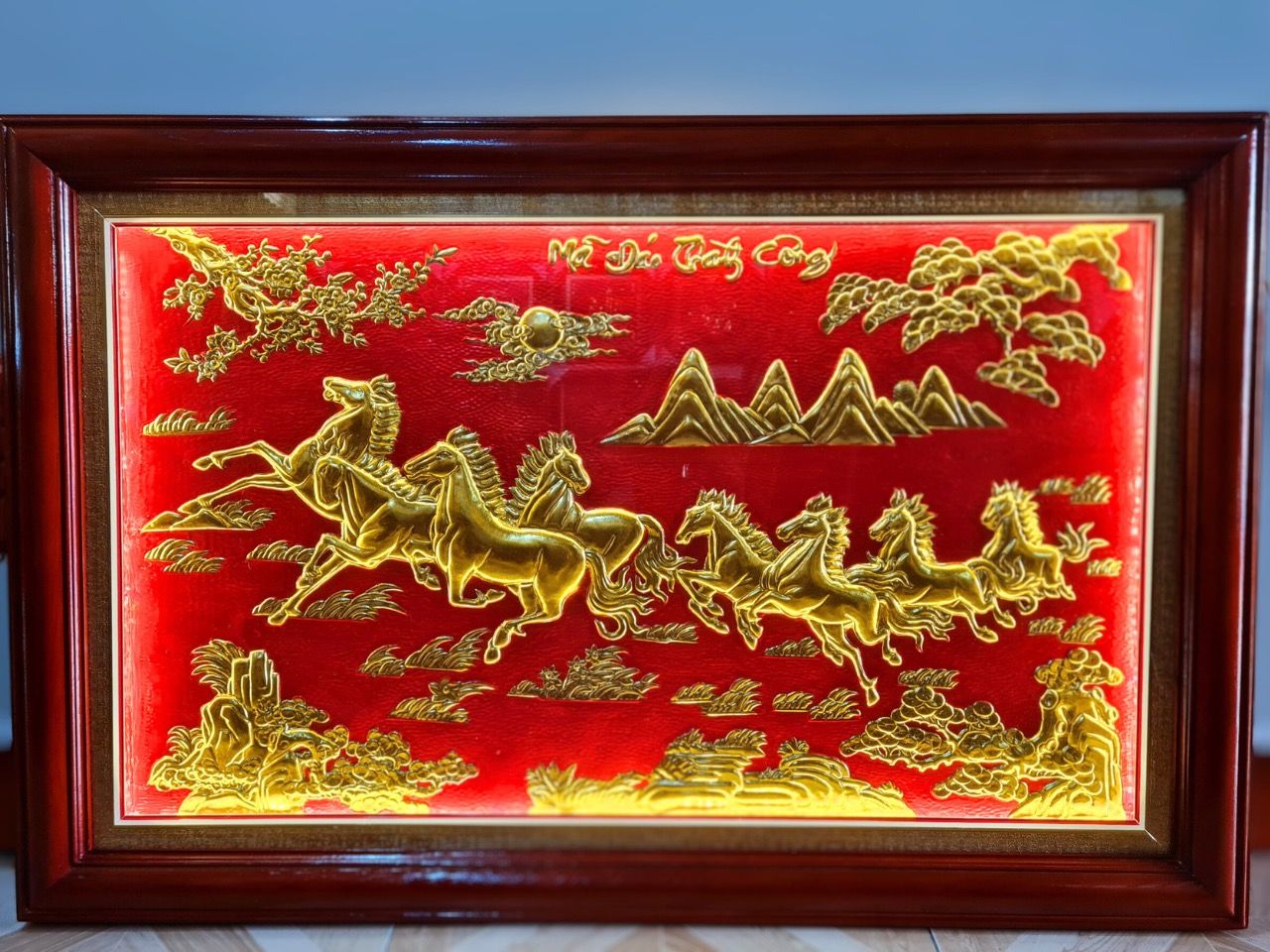 tranh qua tang ma dao thanh cong dong vang dat vang nen do kich thuoc 72x112cm xuong tranh dong
